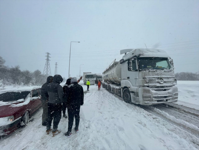 Anadolu Otoyolu'nun İstanbul yönü trafiğe kapandı