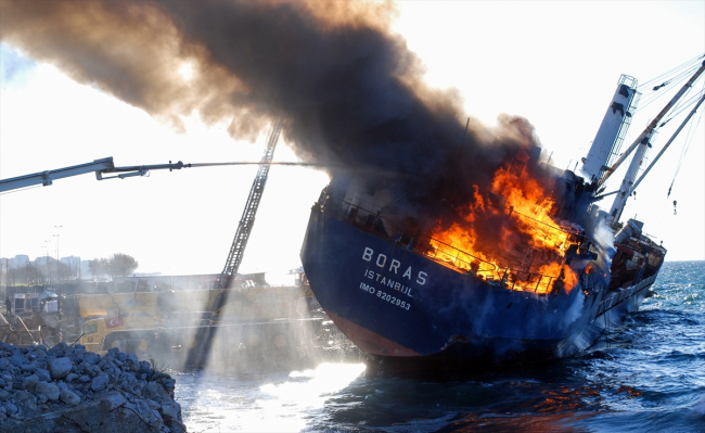Kartal sahilinde karaya oturan gemide yangın çıktı