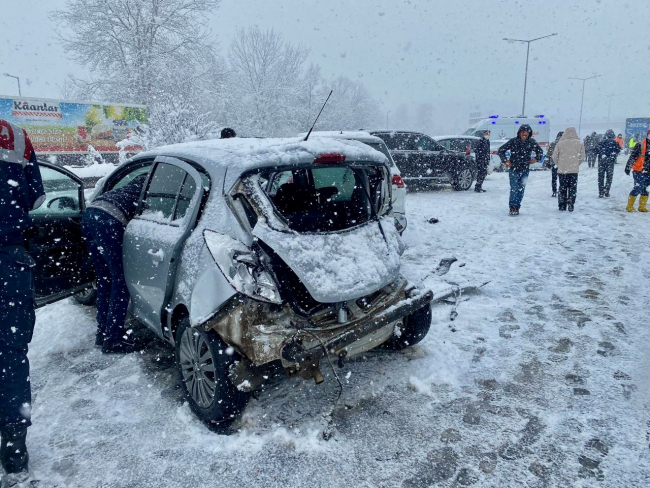 TEM'de zincirleme trafik kazası: 37 araç birbirine girdi