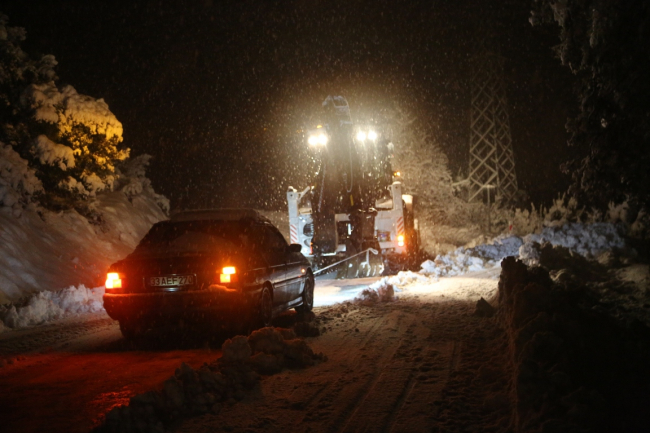 Karda mahsur kalan 12 araç kurtarıldı