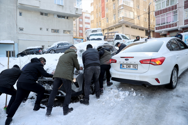 İstanbul'da buzlu yollarda mücadele