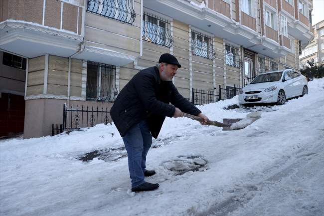 İstanbul'da buzlu yollarda mücadele