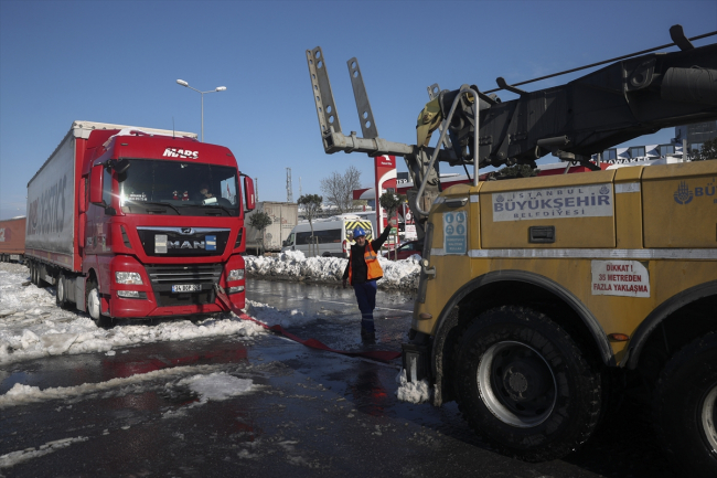 İstanbul'da yola bırakılan araçlar kaldırılıyor