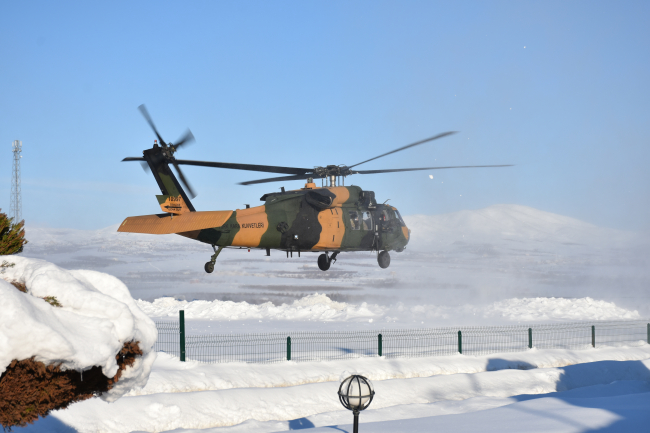 Askeri helikopter yaralı besici için havalandı