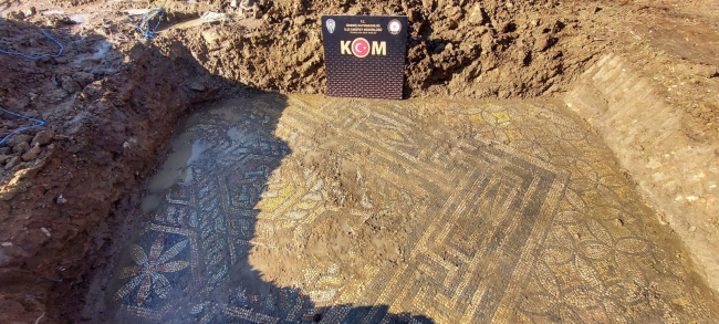 İzmir'de 1800 yıllık tarihi eserler ele geçirildi