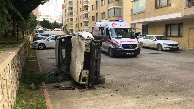 Trabzon'da kamyonet yoldan site bahçesine düştü: 3 yaralı