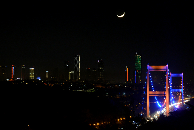 FSM Köprüsü, Dünya Kanser Günü'ne dikkati çekmek için ışıklandırıldı