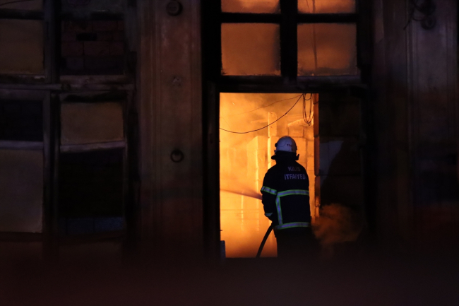 Kilis'te metruk binada yangın