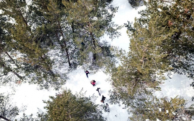 Mehmetçik ve doğa koruma görevlileri hayvanlara yem bıraktı