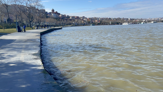 Haliç'te suyun rengi kahverengiye dönüştü