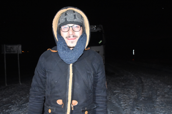 Köy imamı yolda mahsur kalan sürücülere ikramda bulundu