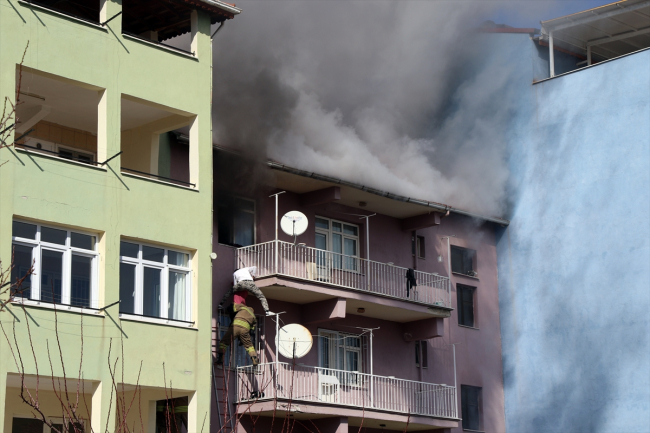 Yangında evde mahsur kalan anne ve kızı kurtarıldı