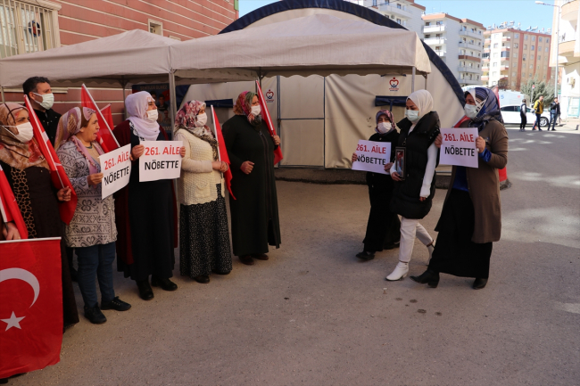 Bir aile daha evlat nöbetine katıldı