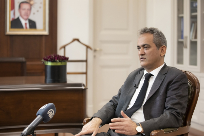 Bakan Özer: Öğretmenlik Meslek Kanunu yönetmelik taslağı eğitim camiasının görüşünü almak için askıya çıktı