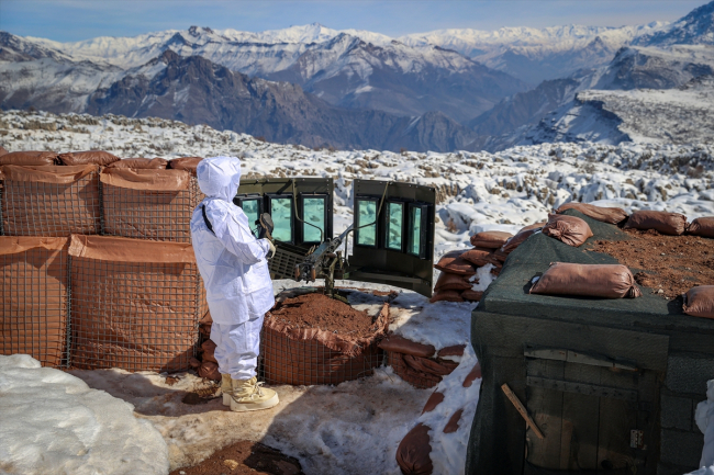 Irak sınırını koruyan Mehmetçik'ten Sevgililer Günü mesajı