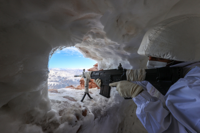 Irak sınırını koruyan Mehmetçik'ten Sevgililer Günü mesajı