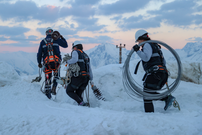 İki kadının karlı dağlardaki zorlu mesaisi