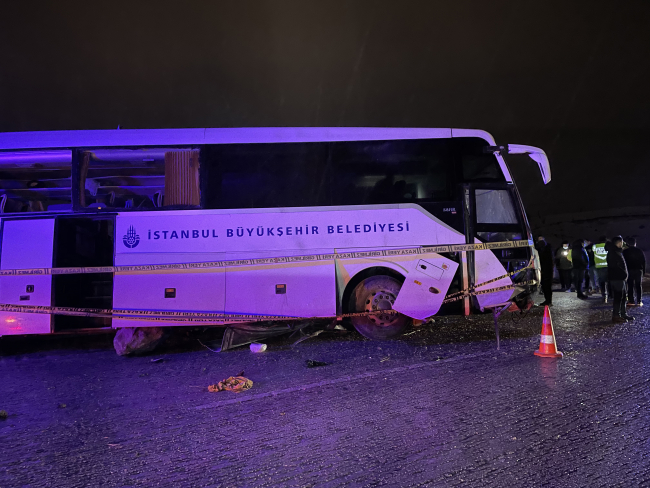 İBB'ye ait yolcu otobüsü devrildi: 2 ölü
