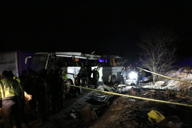 İBB'ye ait yolcu otobüsü devrildi: 2 ölü