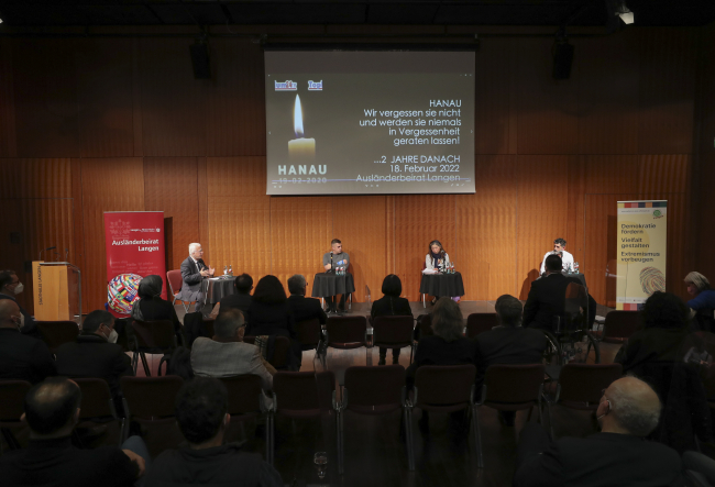 Almanya'daki ırkçı saldırının kurbanları anıldı