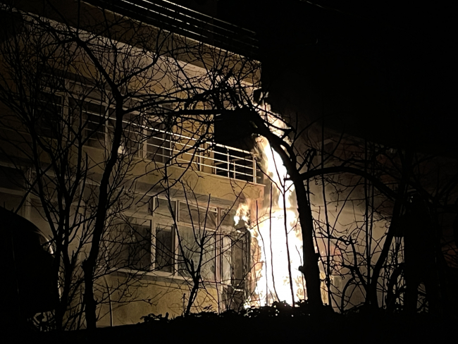 3 katlı binanın doğal gaz panosunda yangın