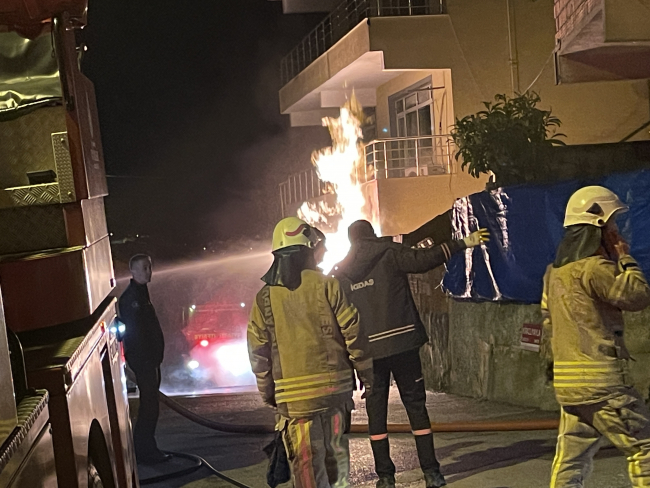 3 katlı binanın doğal gaz panosunda yangın