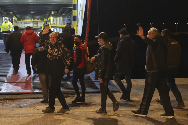 Yanan feribottan kurtarılan Türk vatandaşları yurda getiriliyor