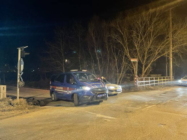 İstanbul'da yük treni ticari araca çarptı