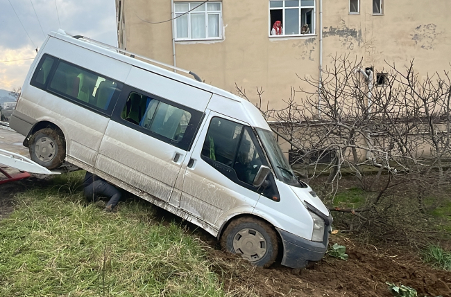Öğrenci servisi bahçeye girdi: 5 öğrenci yaralandı