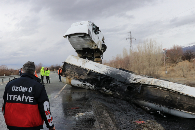 Dorsesi devrilen tırın çekici kısmı havaya kalktı