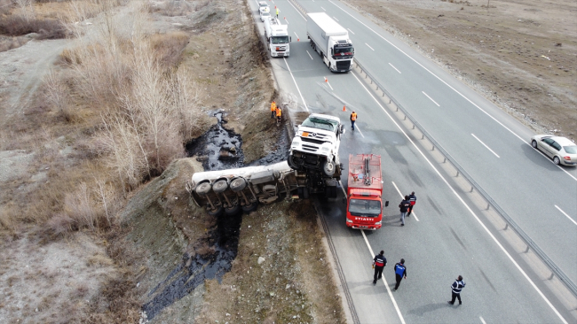 Dorsesi devrilen tırın çekici kısmı havaya kalktı