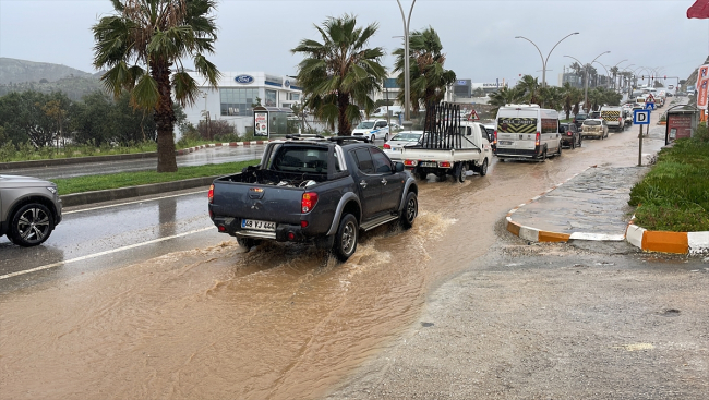 Muğla'da sağanak: Caddelerde su birikintileri oluştu