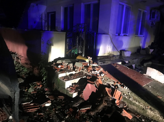 Antalya'da hortum cami minaresini yıktı, ev ve seralara zarar verdi