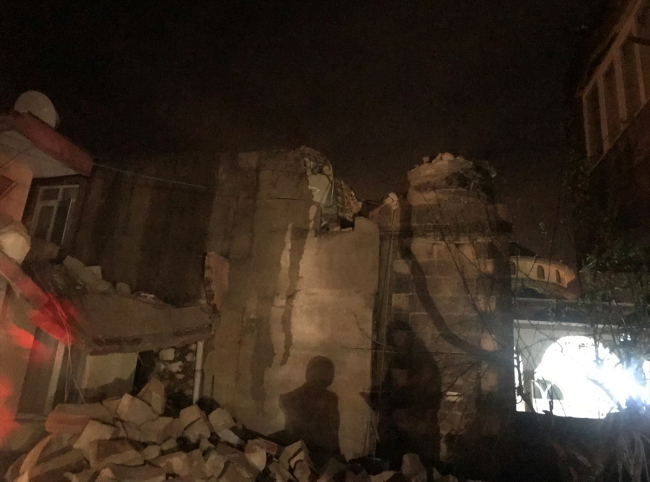 Antalya'da hortum cami minaresini yıktı, ev ve seralara zarar verdi