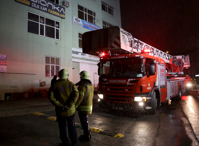 Beylikdüzü’nde kapı imalathanesinde yangın