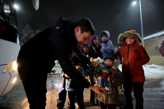 Ukrayna'dan tahliye edilen Kırım Tatar Türkleri Türkiye'ye getirildi