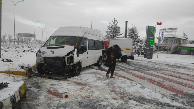 Konya'da işçi servisleri çarpıştı: 14 yaralı