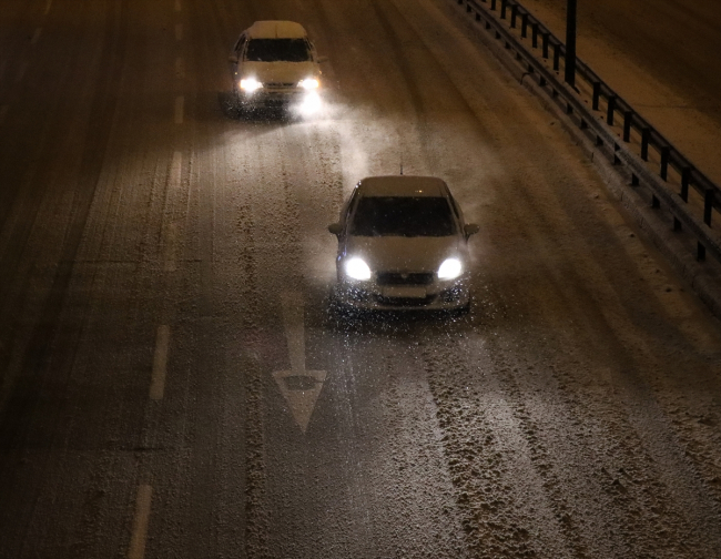 Bursa'da kar kalınlığı 14 santimetreyi buldu