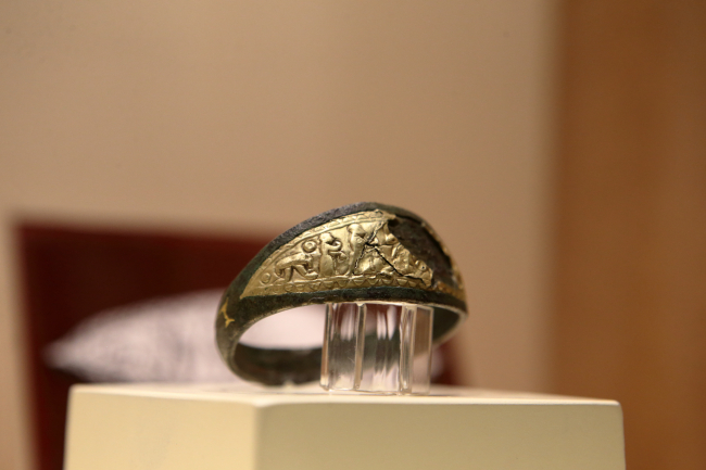 Tarlasında 3 bin 300 yıllık bilezik buldu