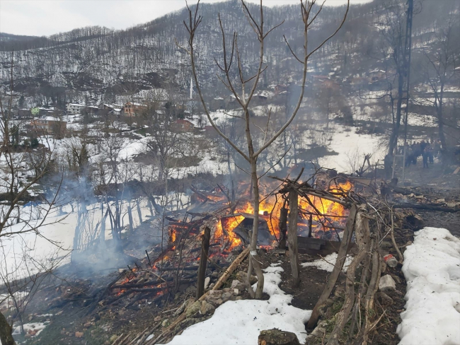 حريق منزل في كاستامونو: ماتت الأم وجُرحت ابنتها