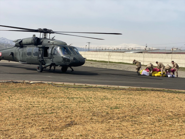 Mehmetçik'ten yolu kapanan besiciye helikopterle yem yardımı