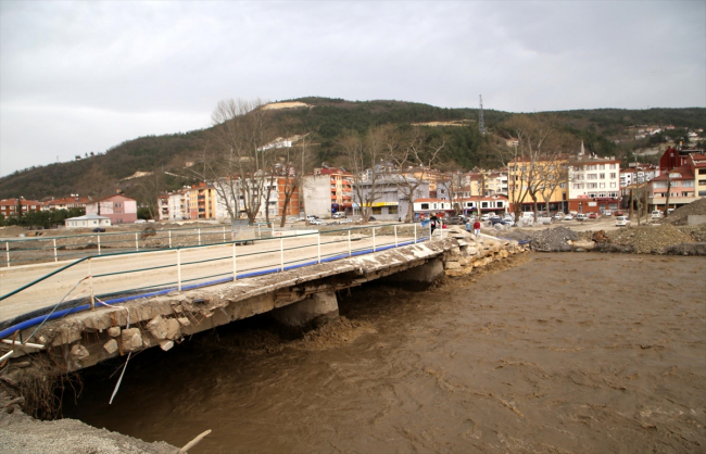 Ezine Çayı üzerindeki iki köprü ulaşıma kapatıldı