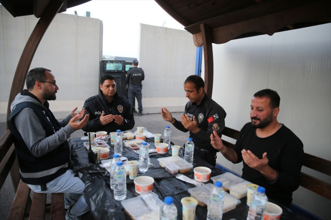 Mardin polisi, ilk iftarı görevi başında yaptı