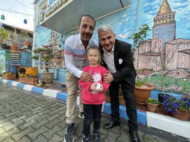 Ülkelerini dönemeyen Ukraynalı ailelere mahalleli kol kanat gerdi