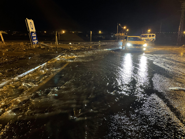 Ardahan'da eriyen kar suları yaşamı olumsuz etkiledi