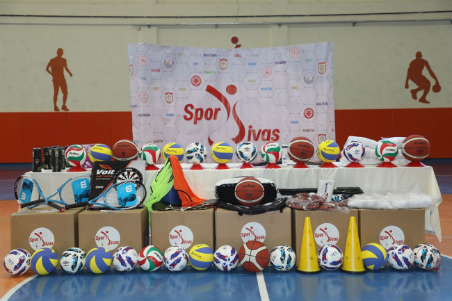 Sivas'ta öğrencilere spor malzemesi desteği