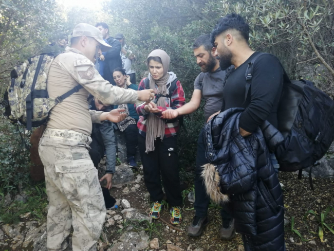 İzmir'de 89 düzensiz göçmen yakalandı