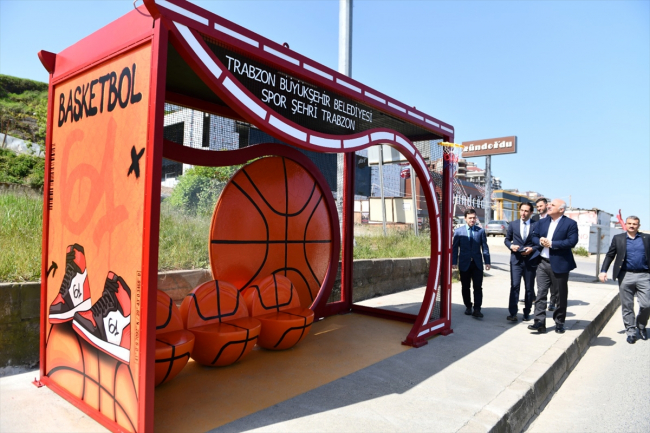 Trabzon'daki spor temalı otobüs durakları dikkati çekiyor
