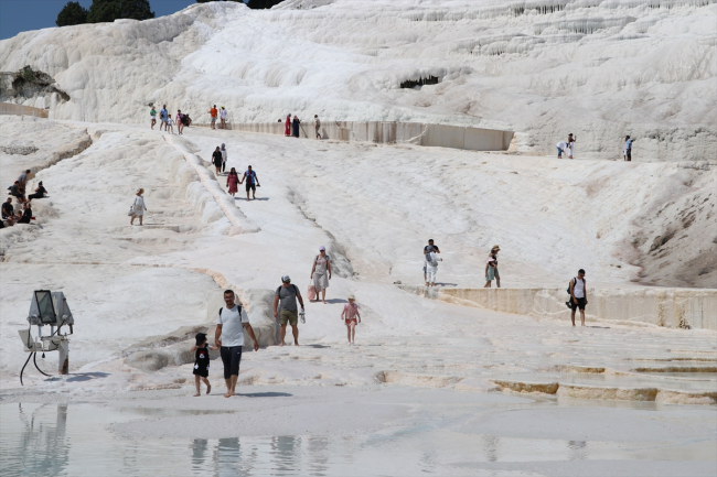 Pamukkale'yi bayramda 110 bin kişi ziyaret etti