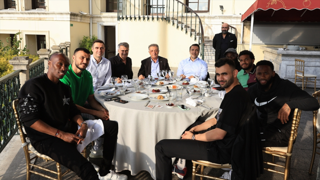 Beşiktaş Başkanı Ahmet Nur Çebi futbol takımıyla buluştu